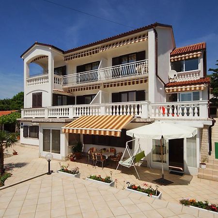 Apartments Lina Novi Vinodolski Exterior photo